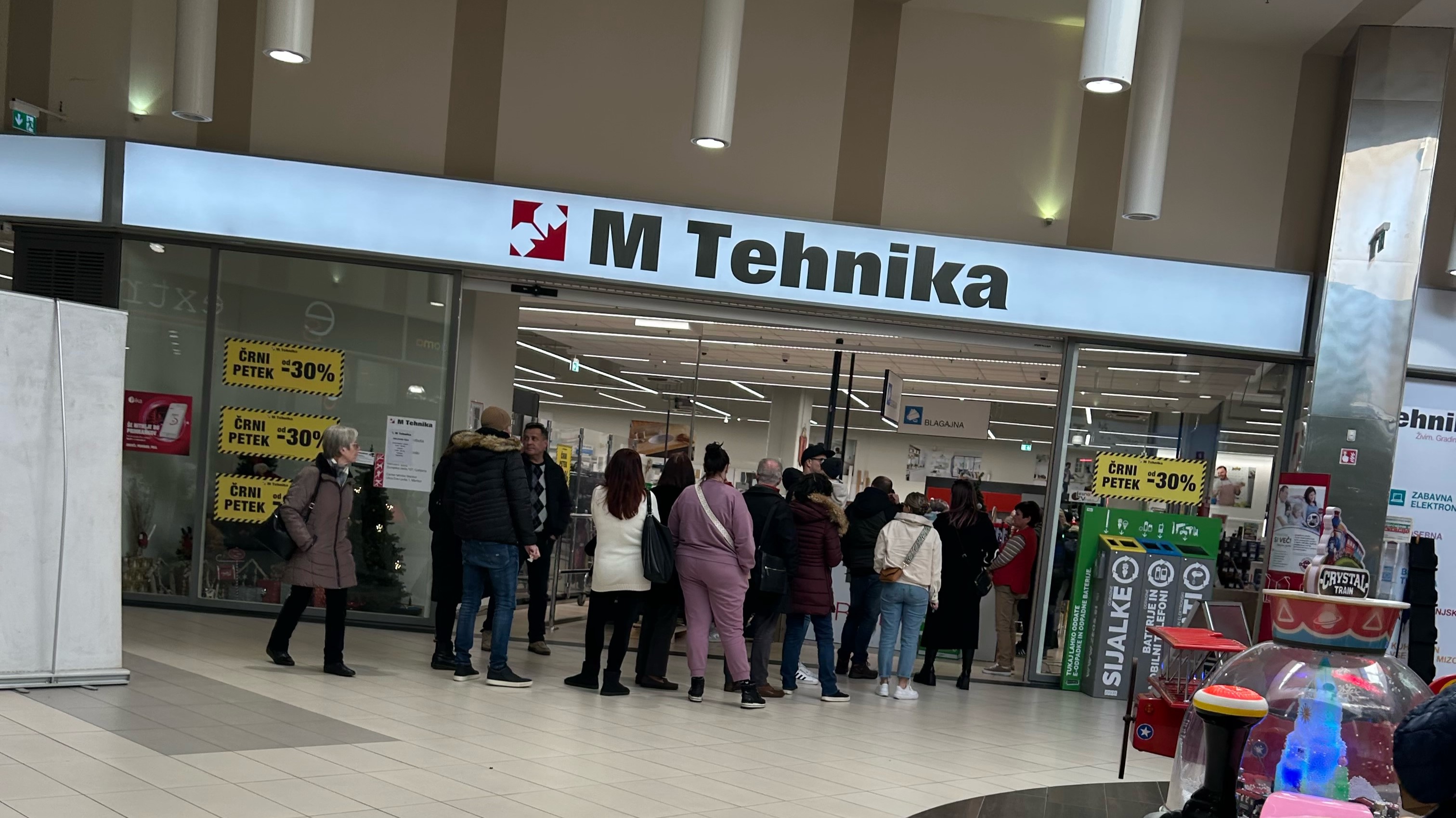 Lov na popuste v Mercator Tehniki: Pred trgovinami dolge kolone nestrpnih kupcev