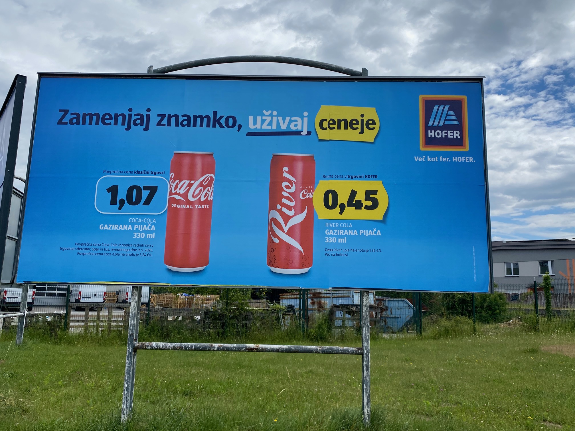 Oglaševanje, kot ga nismo vajeni: Hofer s politiko primerjave cen celo nad izdelke, ki jih prodaja