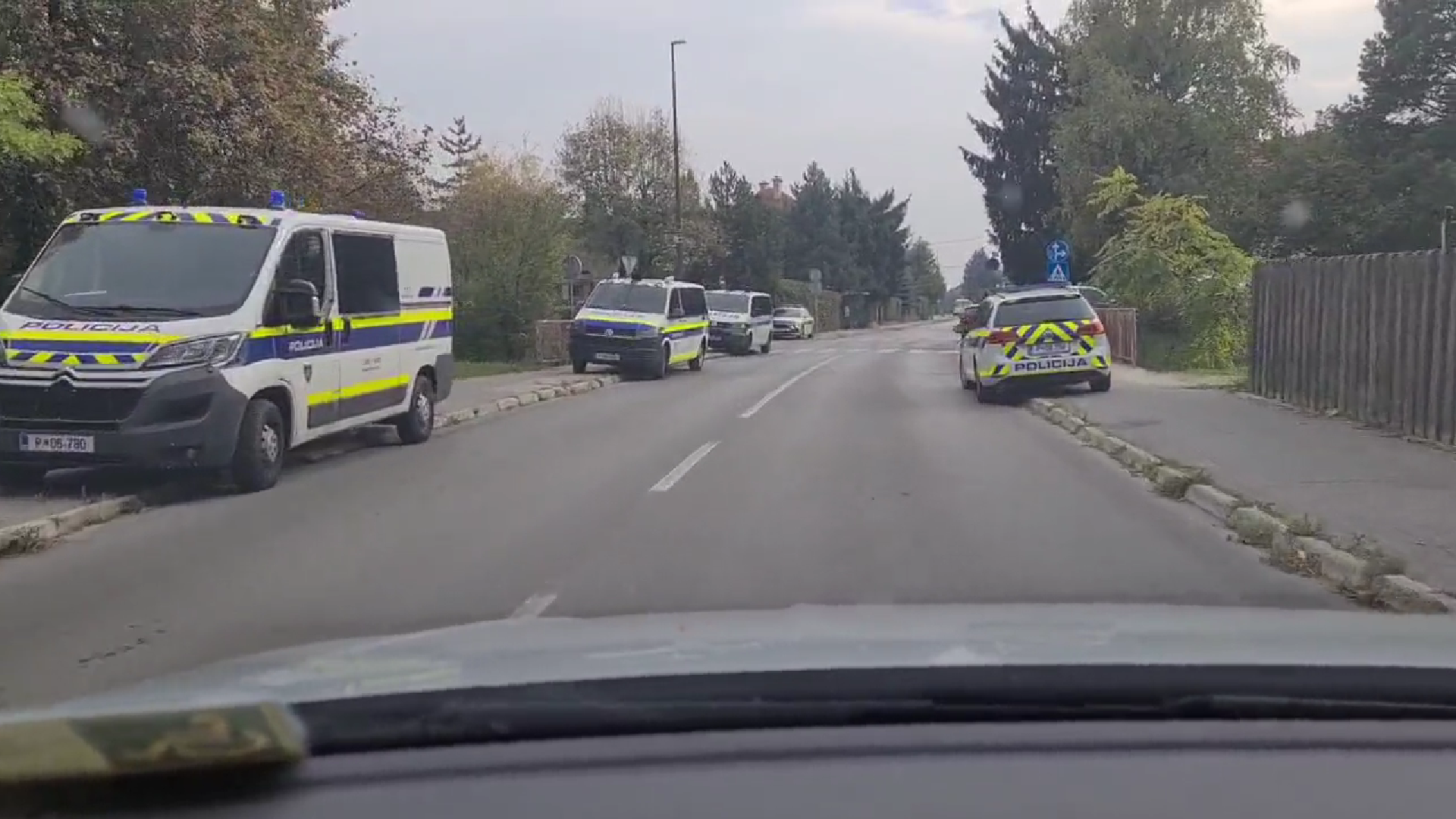 VIDEO: Pred derbijem razgreti navijači napadli eno osebo