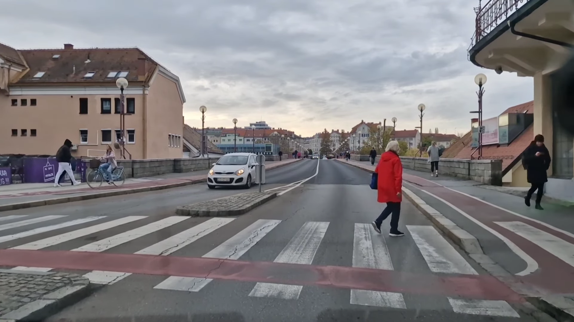 VIDEO: Voznik v Mariboru ocenjeval kulturo pešcev, smo prijazni ali brezbrižni?