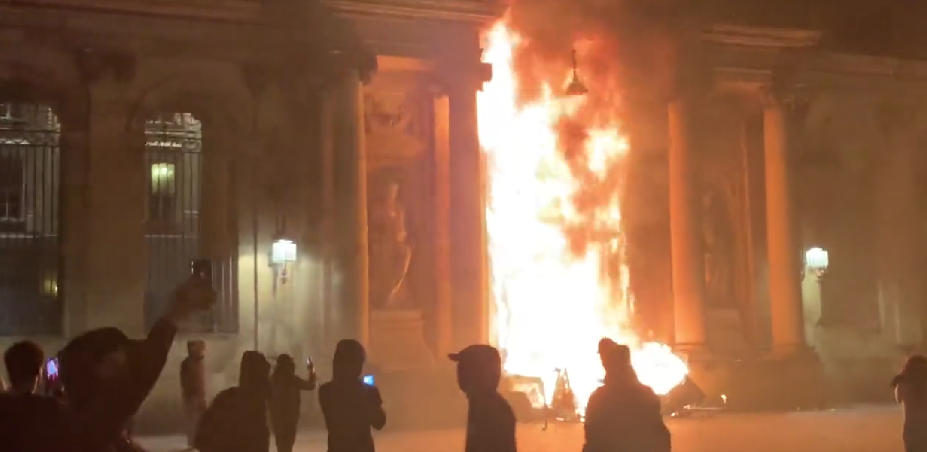 VIDEO: V Franciji protestniki zažgali mestno hišo