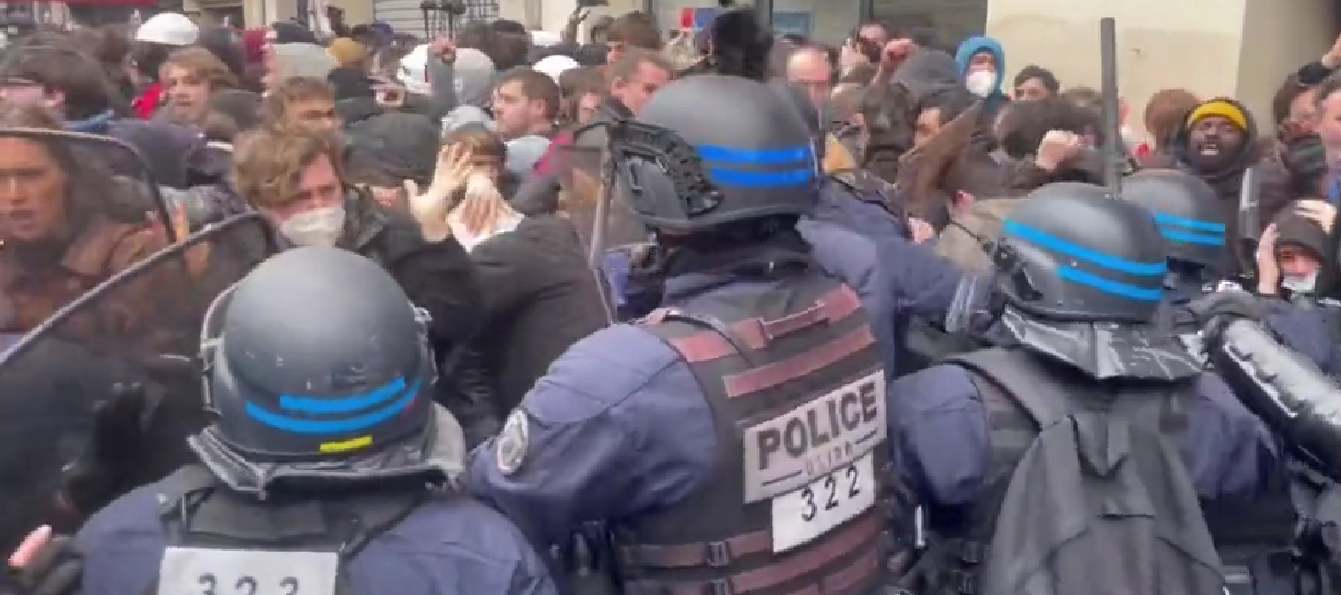 VIDEO: Na protestih v Franciji ranjenih več kot tisoč policistov in gasilcev