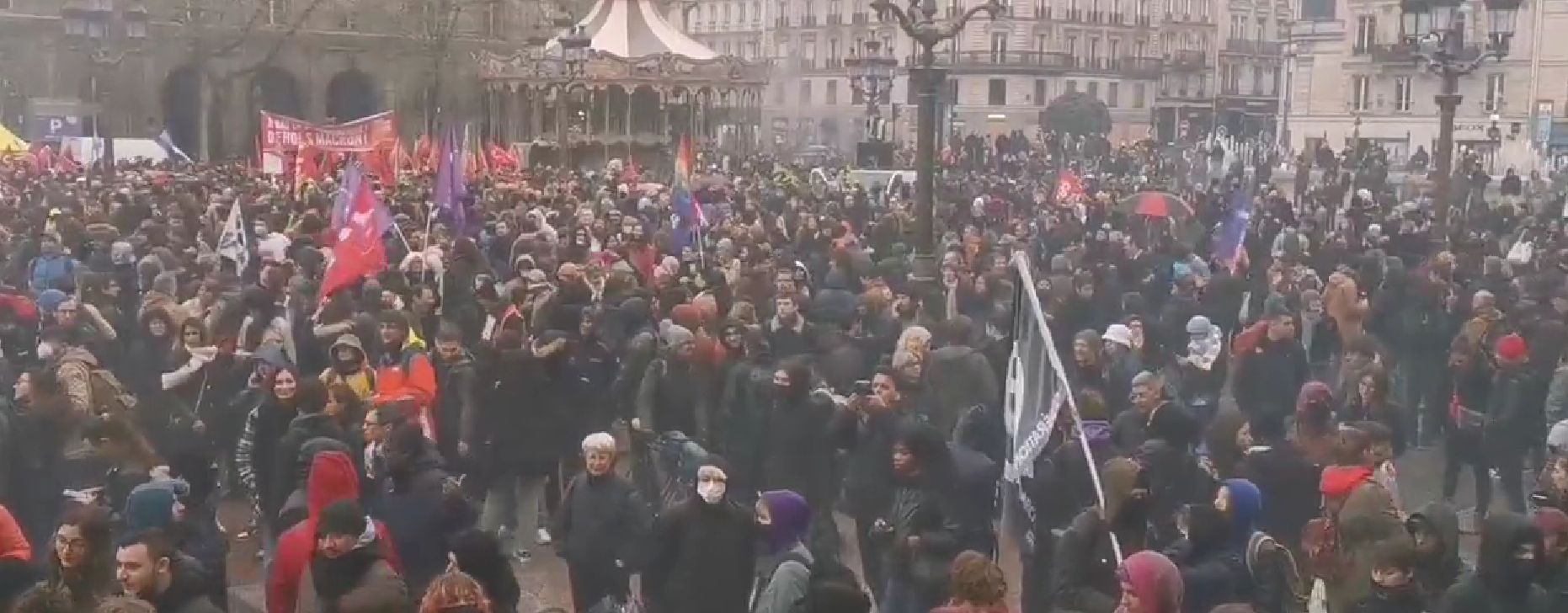 VIDEO: Macron podpisal zakon o pokojninski reformi, napovedali &#8220;zgodovinski ljudski val&#8221; na ulicah