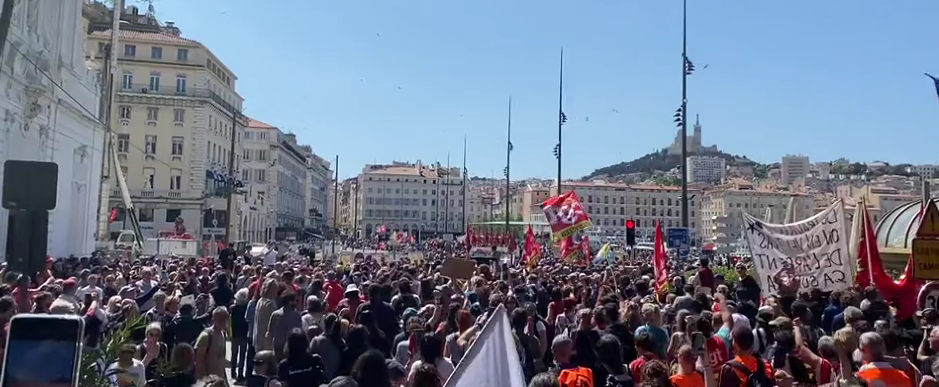 VIDEO: V Franciji na deset tisoče ljudi protestira proti pokojninski reformi