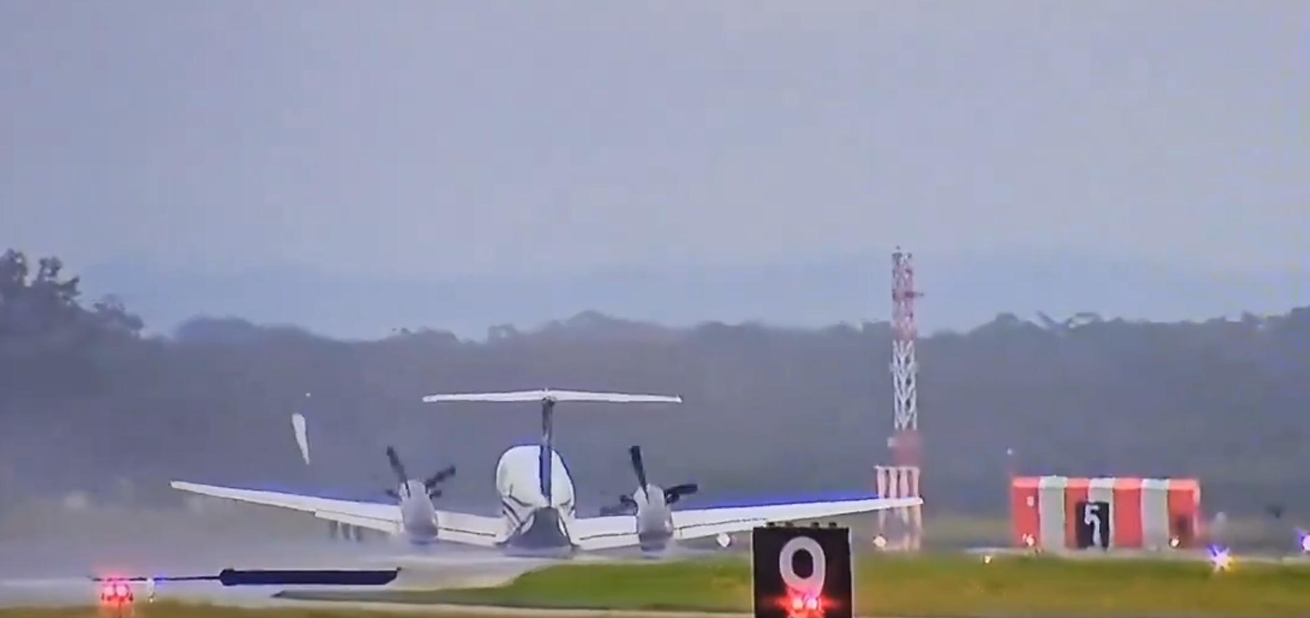VIDEO: Grozljiva okvara letala, poglejte, kaj je storil pilot