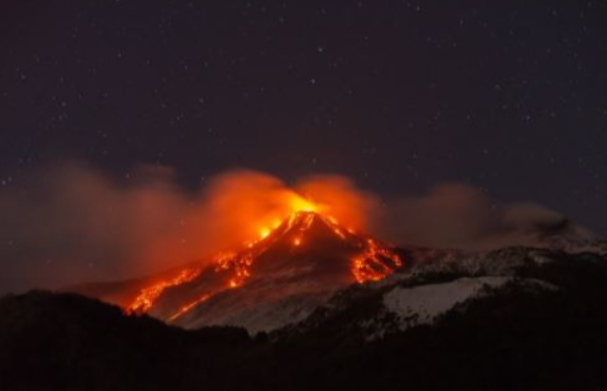 VIDEO: Nad Catanio dežuje pepel: Zaradi izbruha Strombolija izdan rdeči alarm