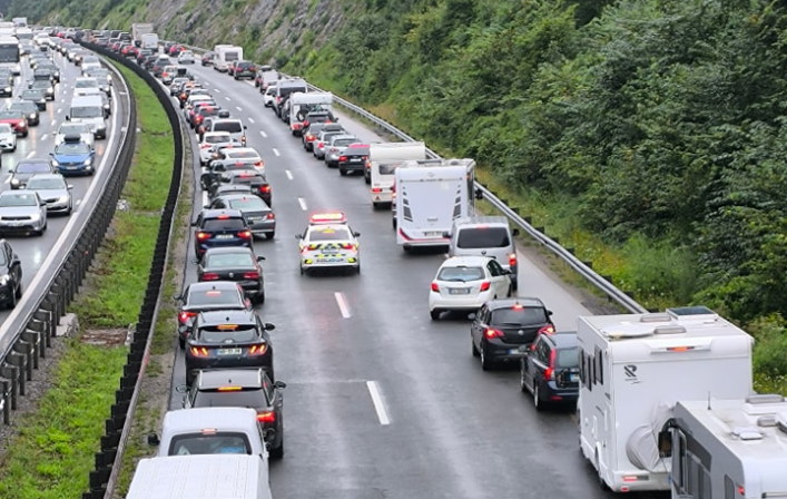 Vlada strožje nad voznike, ki ne vzpostavijo reševalnega pasu