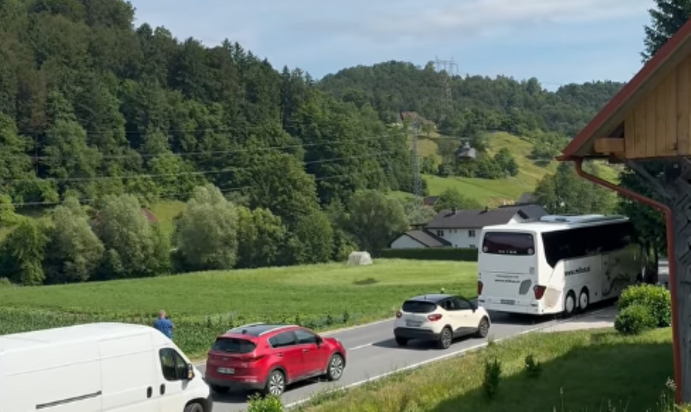 Huda nesreča na Štajerskem, 69-letna voznica silovito trčila v reševalno vozilo