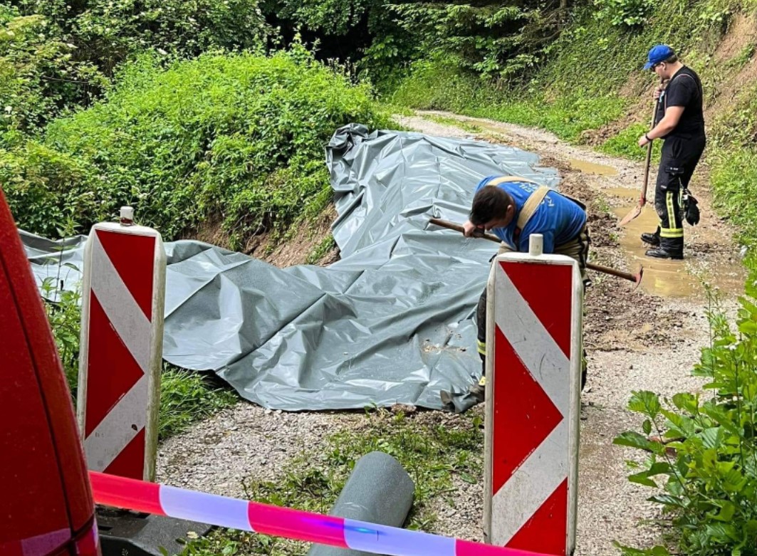 Na območju Maribora več kot 25 zemeljskih plazov, nevarnost še ni mimo