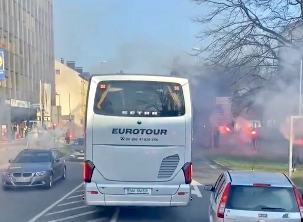 VIDEO: Navijači z baklami pospremili mlade reprezentante do stadiona