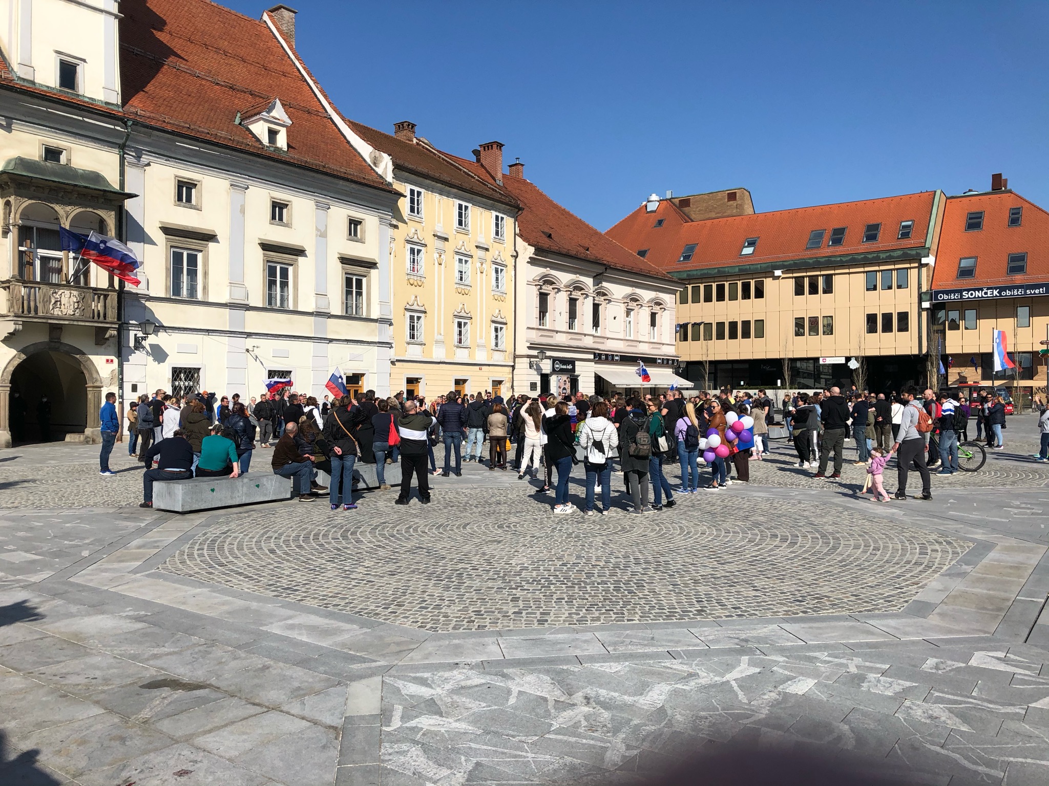 FOTO: Na Glavnem trgu protest proti maskam