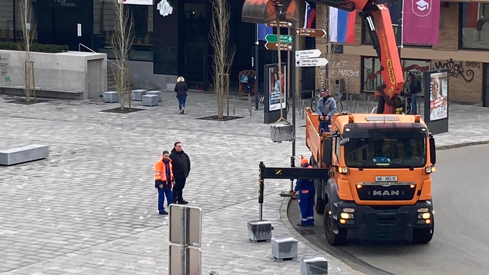 FOTO: Na Glavni trg postavili nove ovire