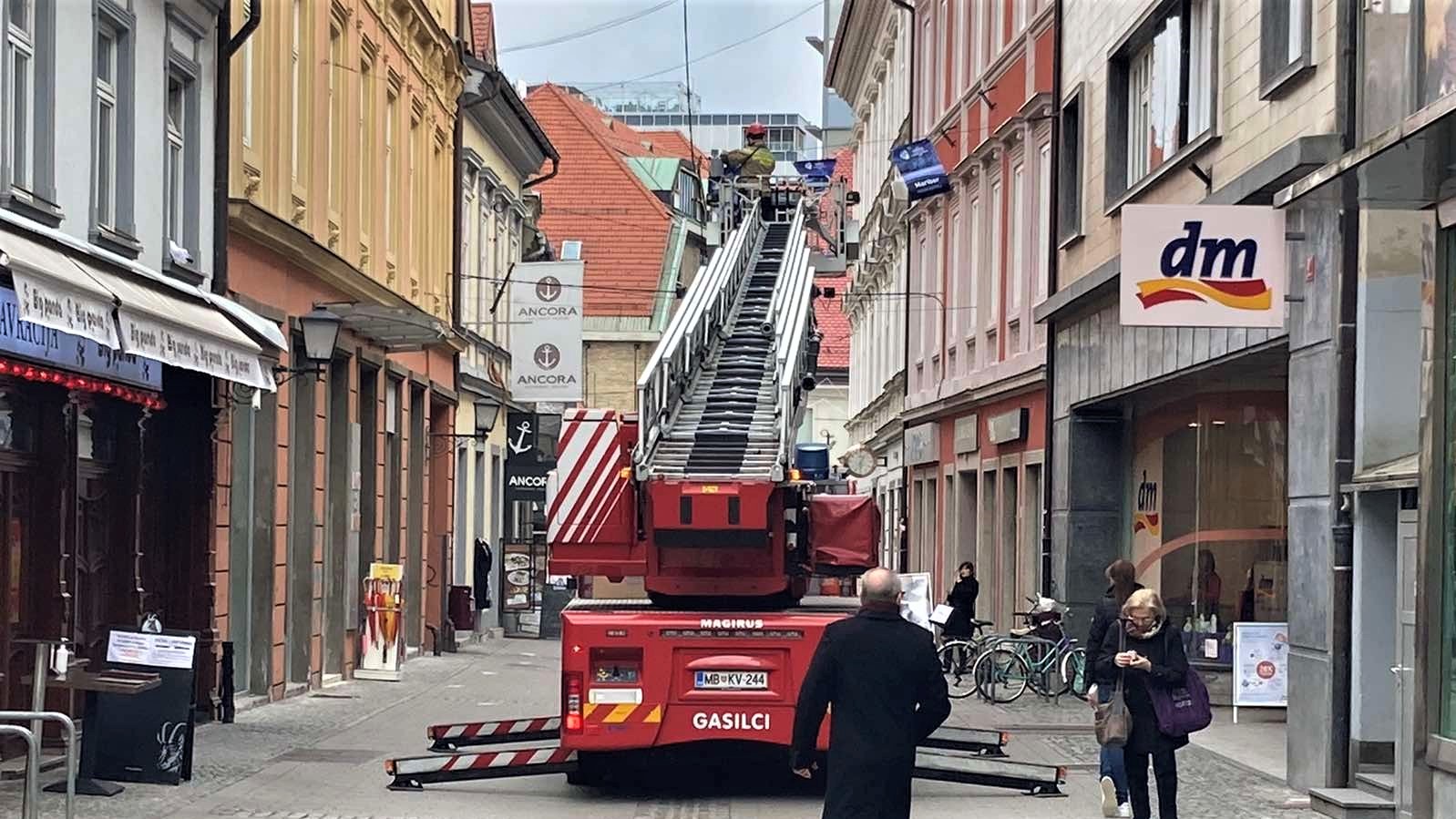 FOTO: Odstranjujejo še zadnjo praznično razsvetljavo