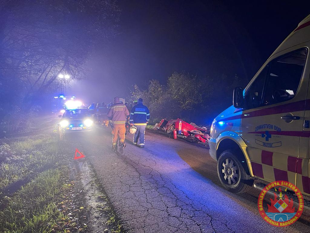 Huda nesreča v občini Sveti Andraž, voznik ostal ukleščen v avtomobilu