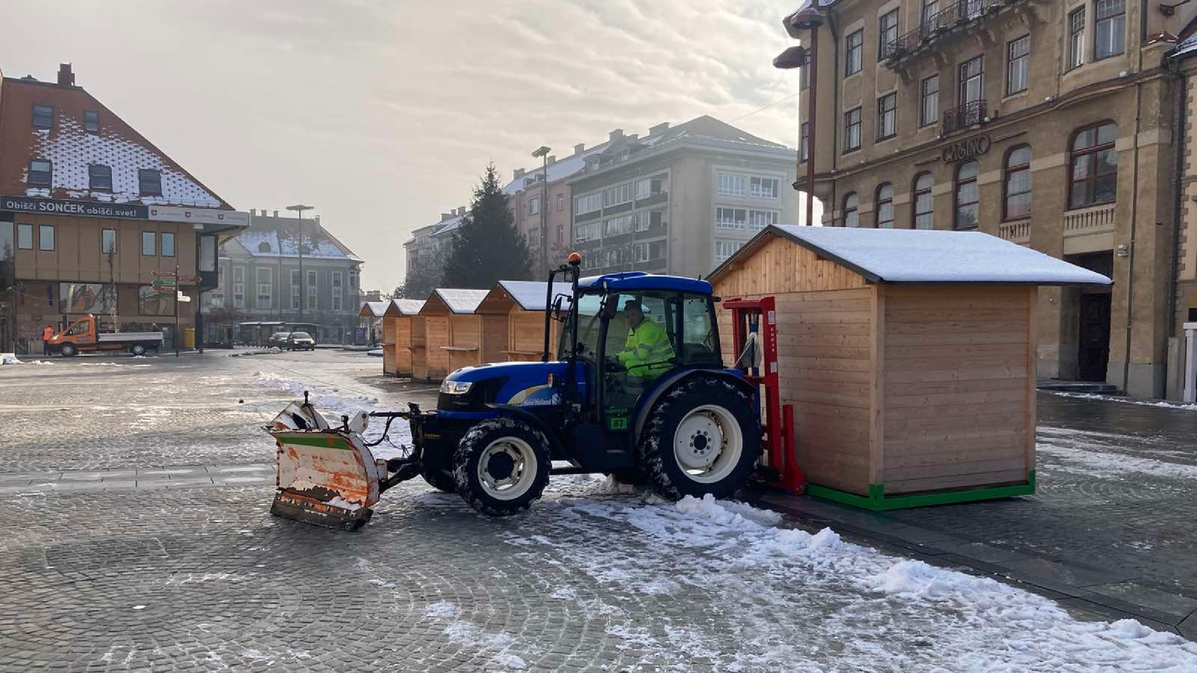 FOTO: Snaga in Nigrad odstranila hiške in novoletno okrasitev