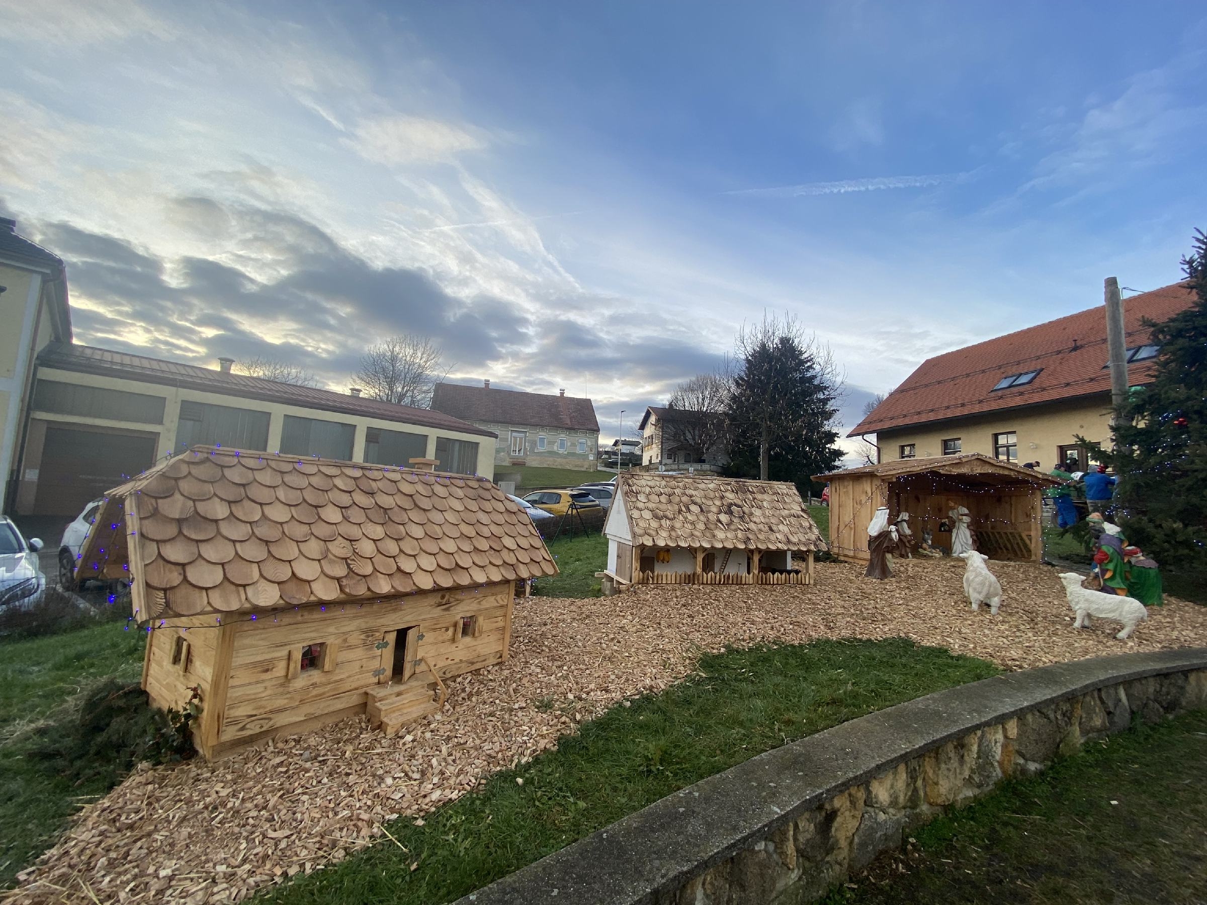 FOTO: Božična vasica v Voličini bogatejša za hlev in studenec
