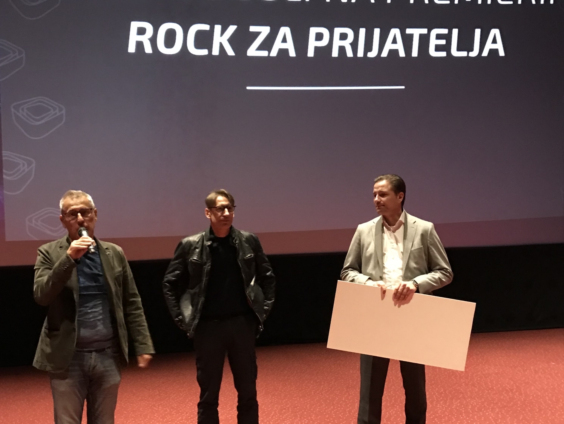 Režiser Rudi Uran in Maribox Zvezi prijateljev mladine podarila ček z donacijo