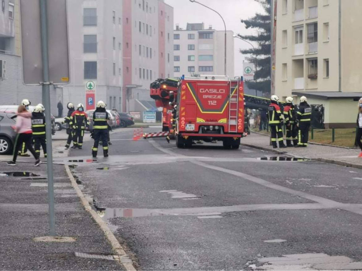 FOTO: Popoldan na Teznu na delu gasilci