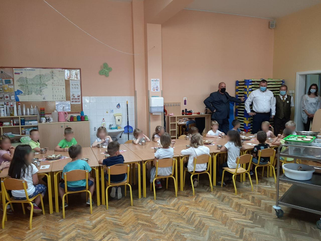 FOTO: Državni sekretar zajtrkoval z anovskimi otroki