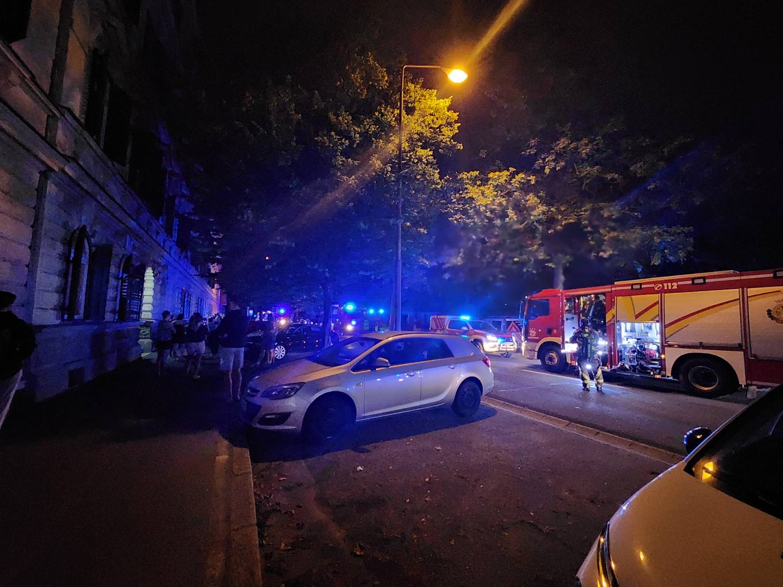 FOTO: Intervencija na Valvazorjevi ulici, na delu več gasilskih vozil