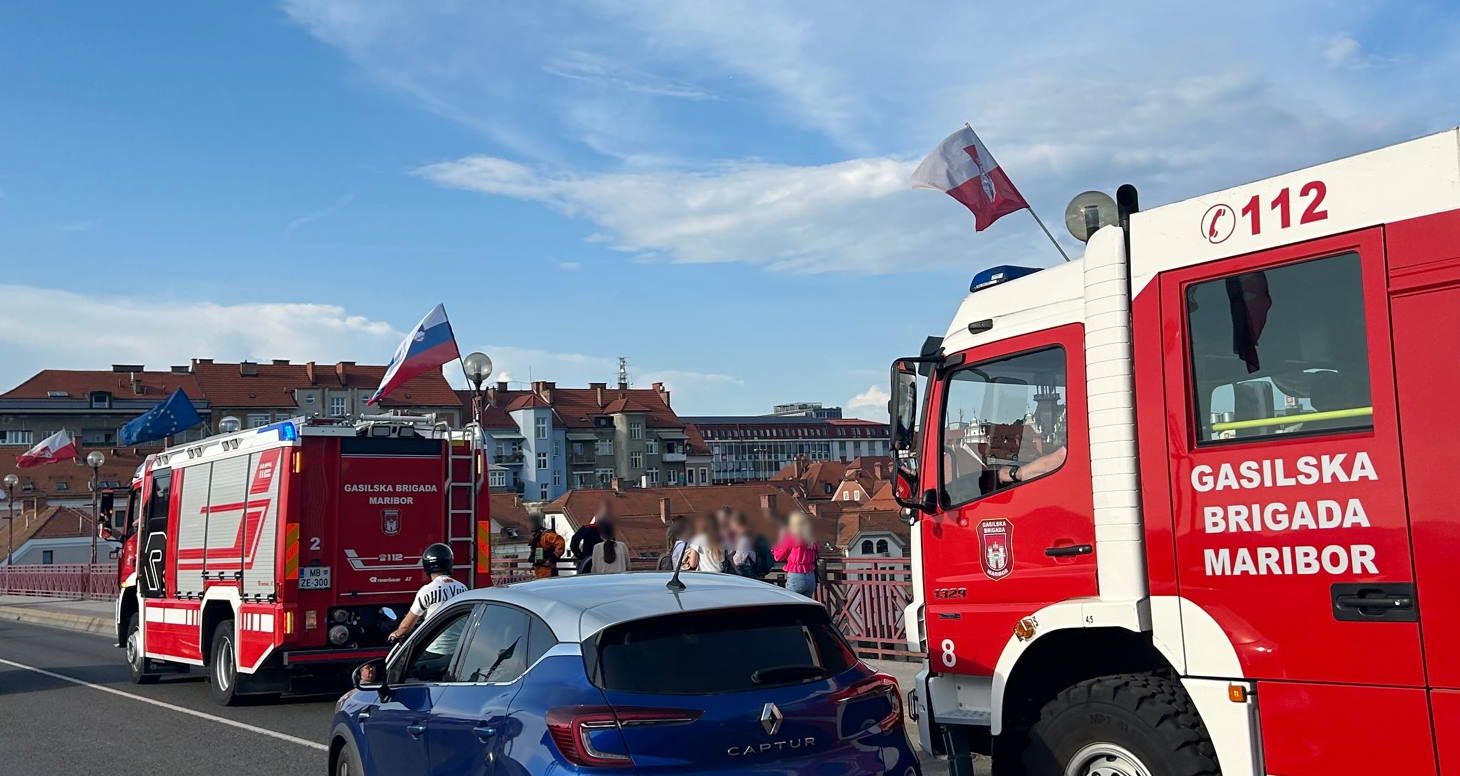 FOTO: Na Starem mostu moški grozil s skokom v Dravo