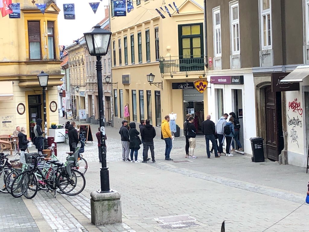 FOTO: Gneča za vstopnice za današnjo tekmo