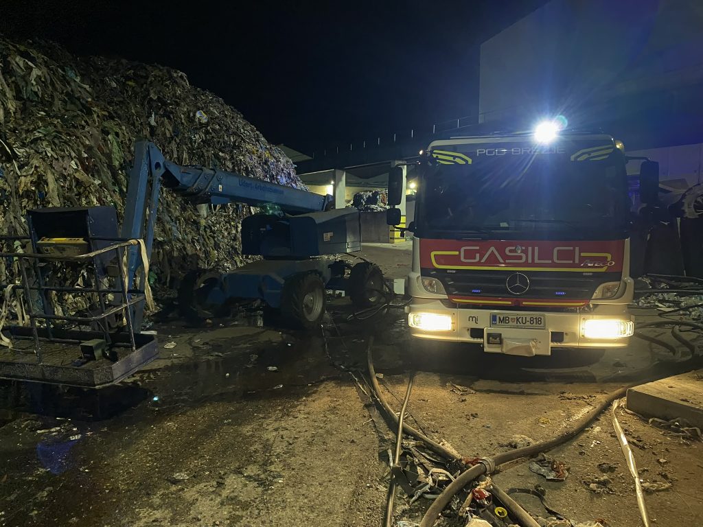 FOTO: Ponoči ponovno zagoreli odpadki v Surovini na Teznu