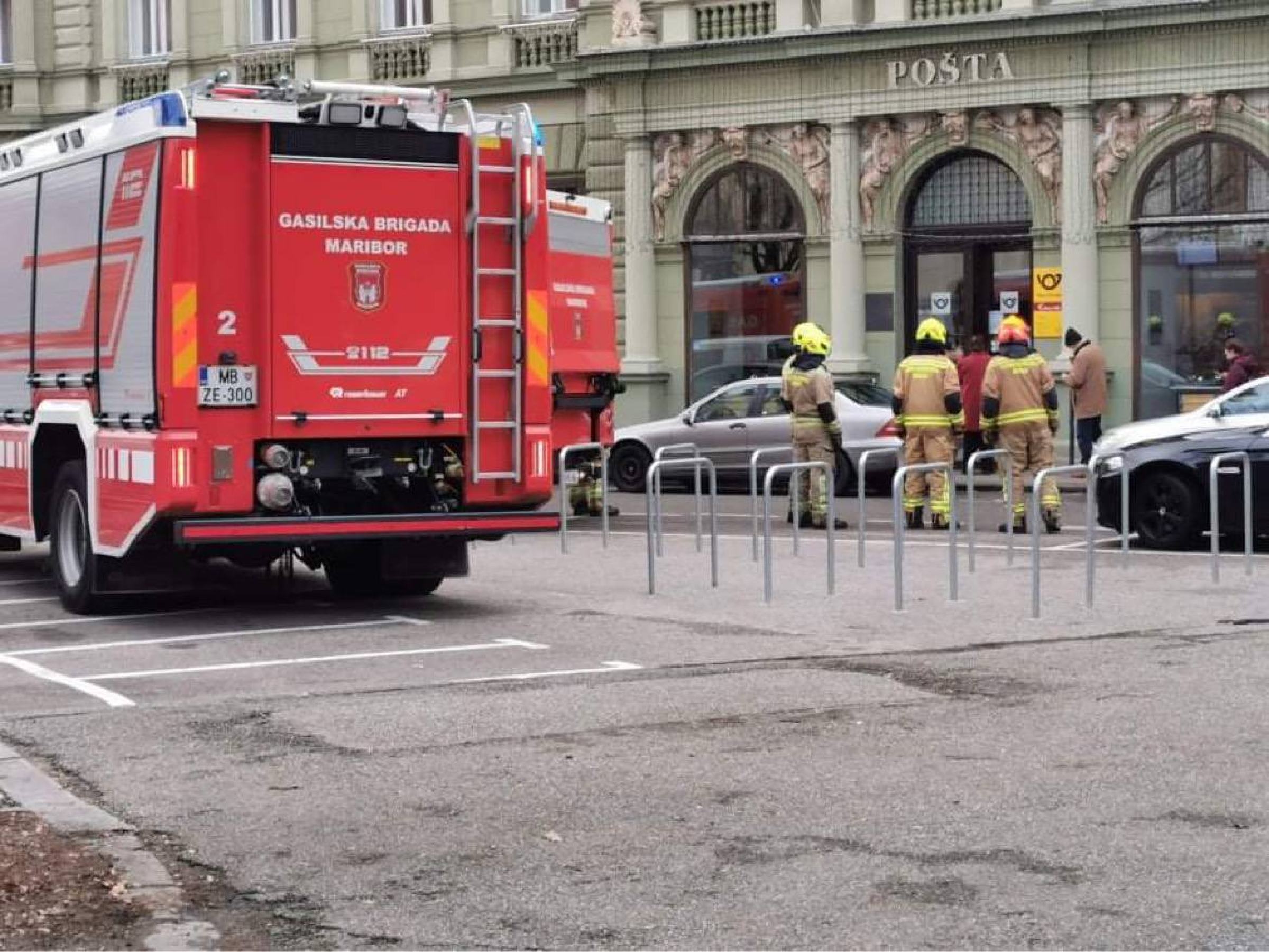 FOTO: Intervencija v pošti na Slomškovem trgu