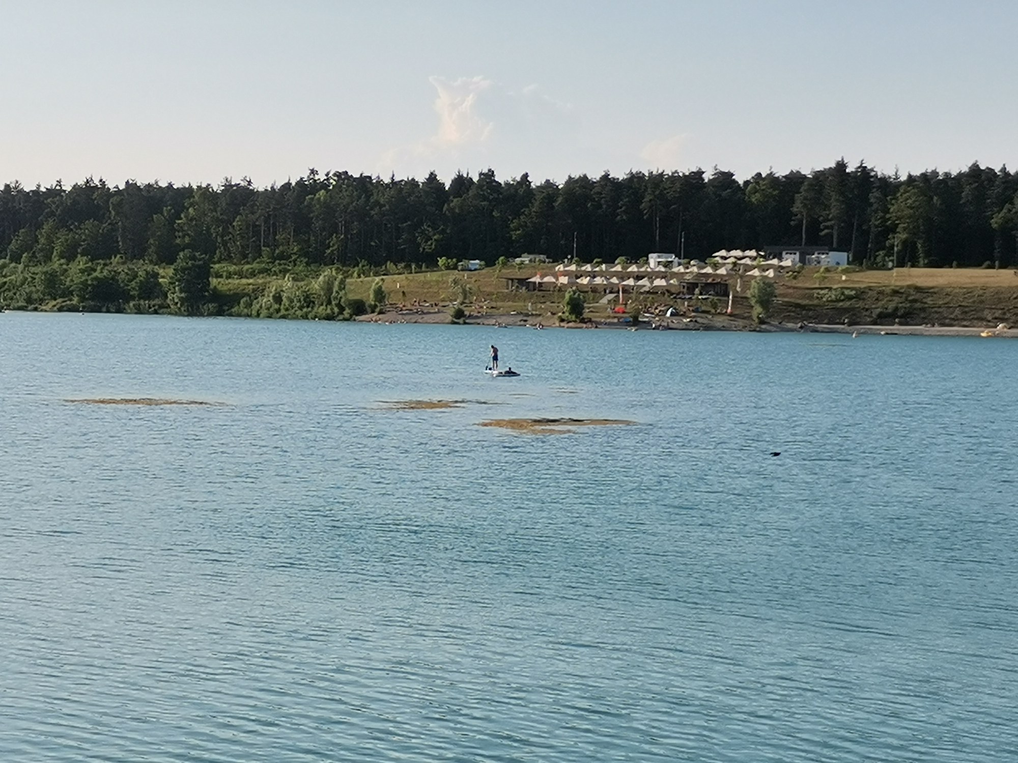 FOTO: Sredi gramoznice Green Lake vzniknil skrivnosten Jezusov otok