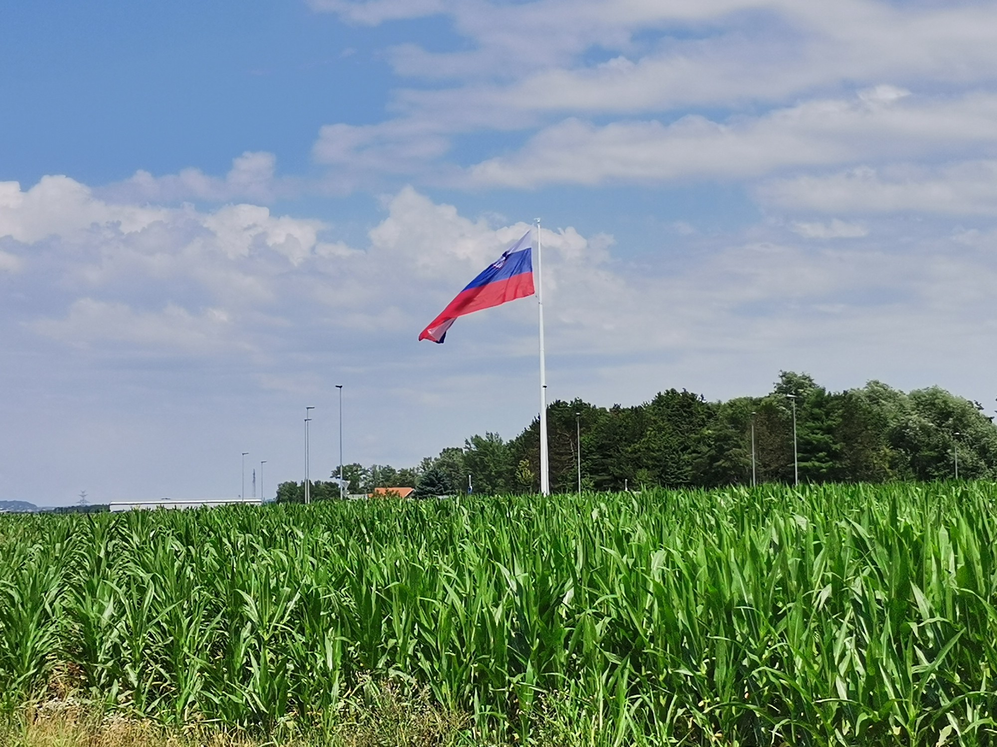 FOTO: Na Štajerskem izobesili eno od dveh največjih slovenskih zastav