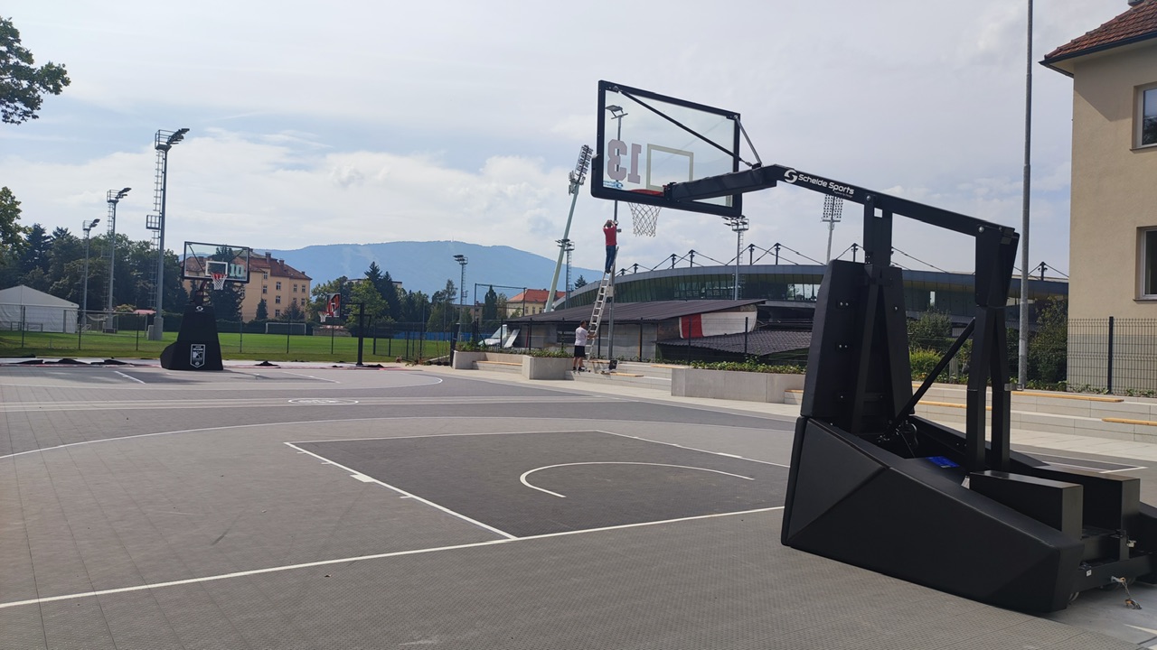 FOTO: Naposled se bodo le odprla vrata košarkarskega igrišča