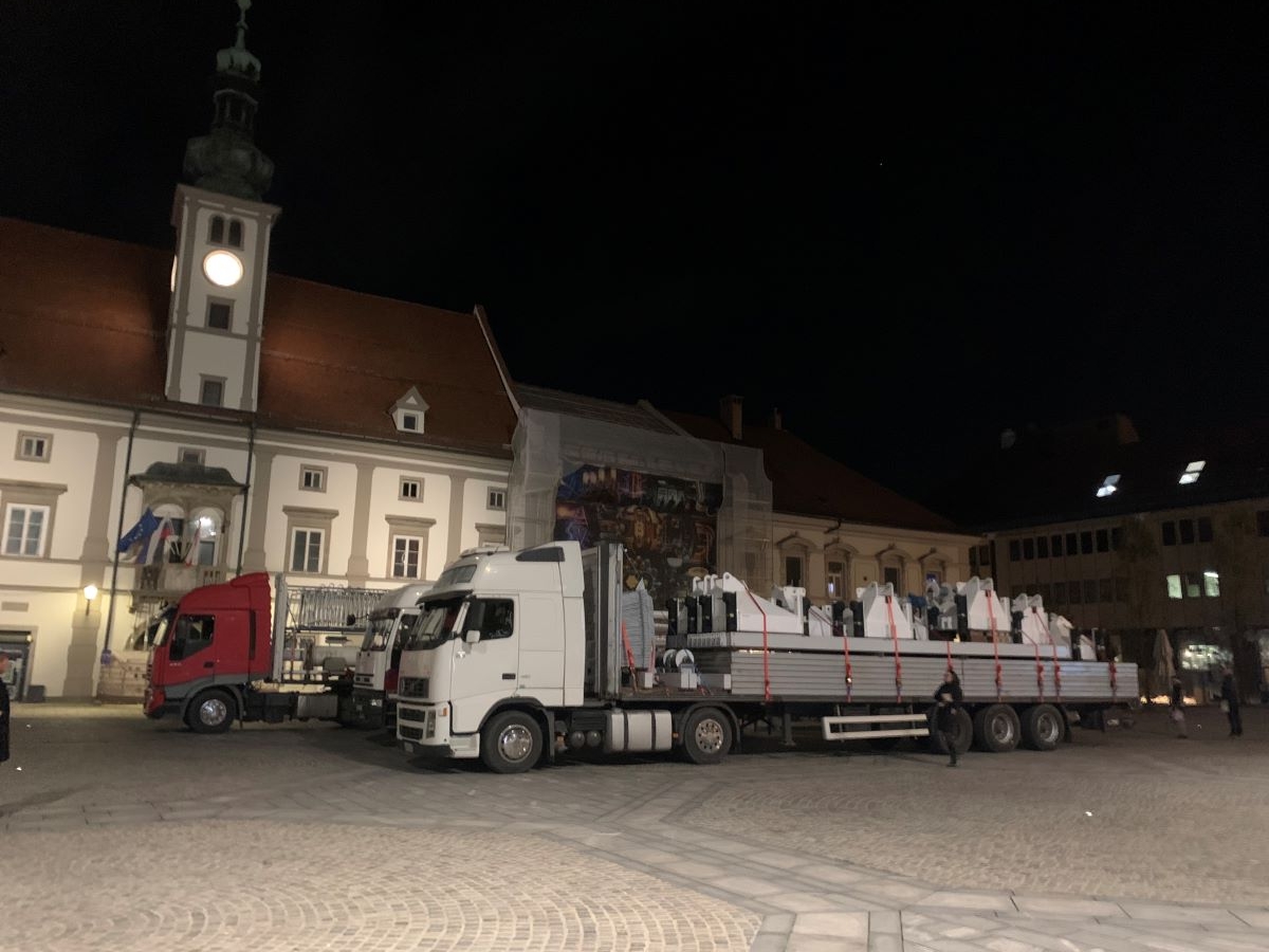FOTO: Praznično panoramsko kolo prispelo v Maribor