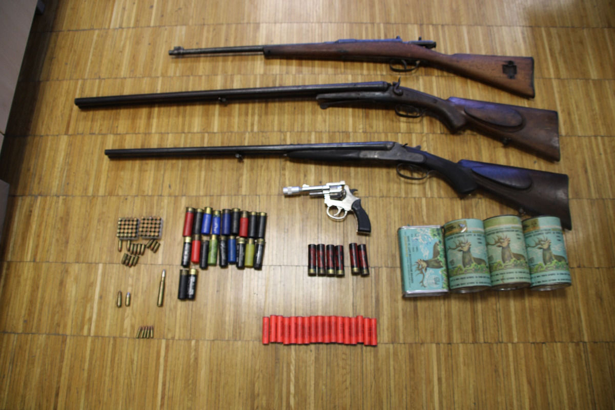 V hišni preiskavi pri 66-letniku zasegli tri puške, revolver in kilogram smodnika