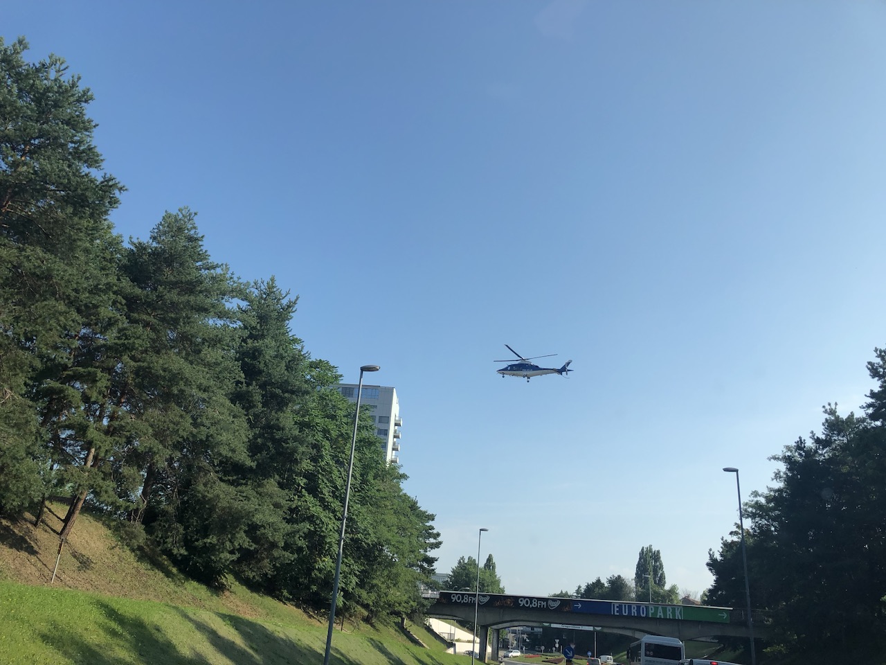 Občanka padla z lestve, v UKC Maribor so jo prepeljali s helikopterjem