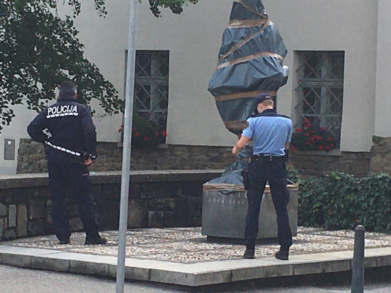 FOTO: Neznanci v Mariboru &#8220;modernizirali&#8221; kip Josipa Jurčiča