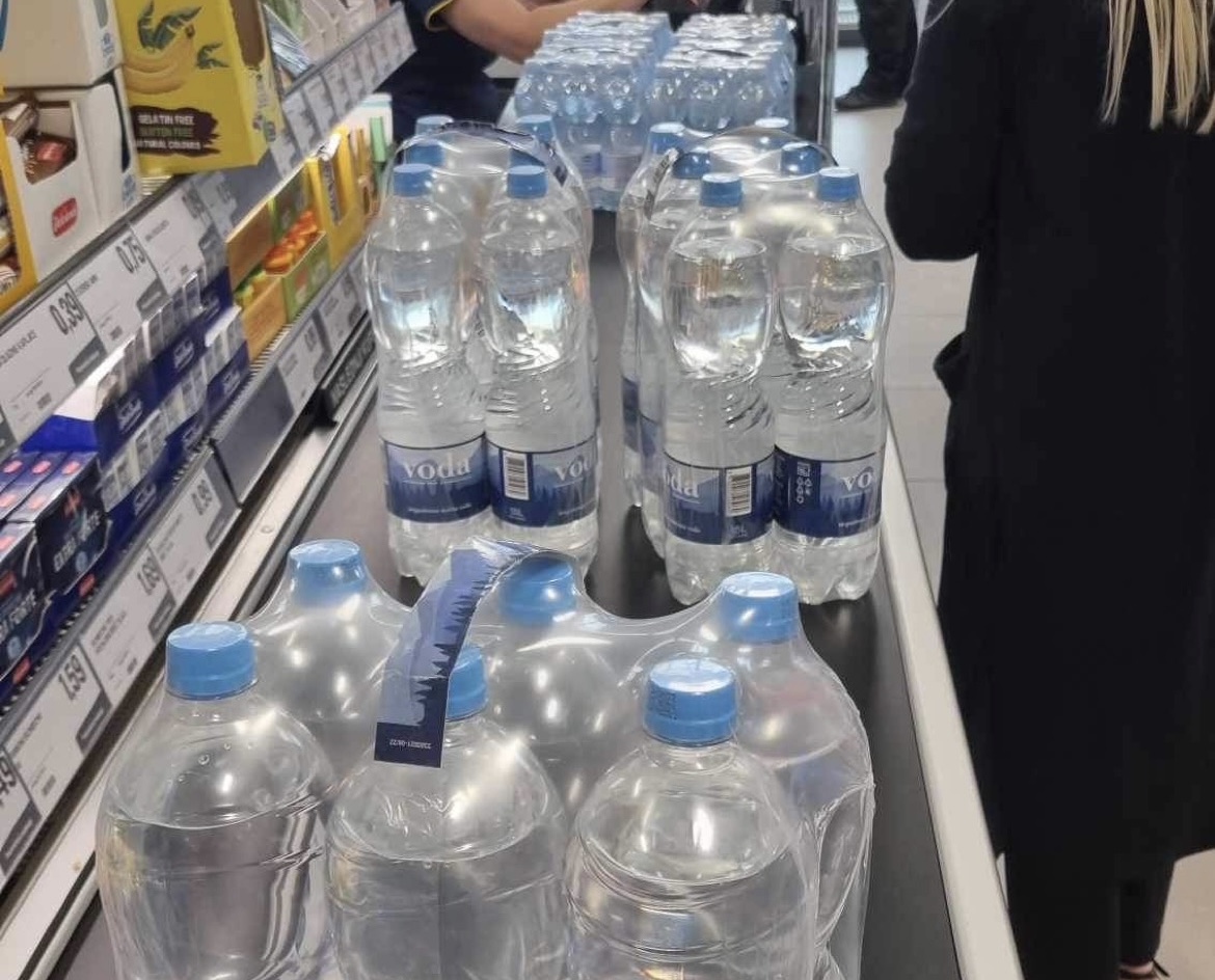 FOTO: V trgovinah zmanjkuje ustekleničene vode