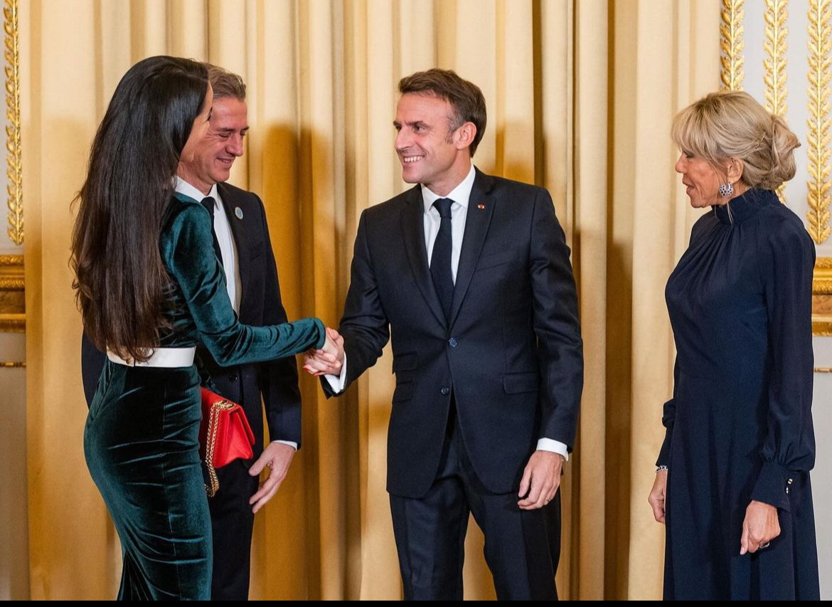 FOTO: Je Tina Gaber v Parizu očarala tudi Macrona?
