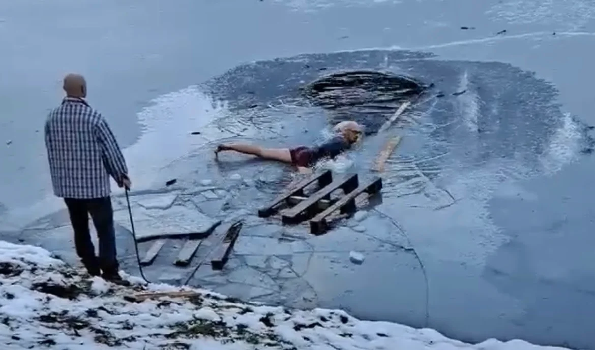 VIDEO: Oglejte si junaško dejanje Korošca, ki se je pognal v ledeno vodo in pomagal psu