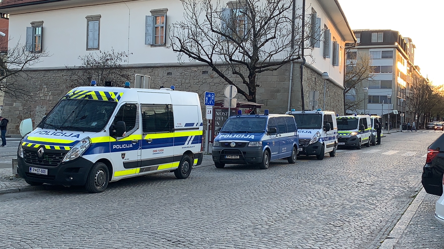V gostinskem lokalu v centru Maribora streljal moški