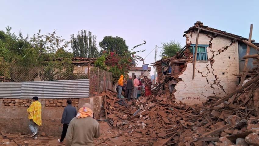 FOTO in VIDEO: Potres terjal najmanj 150 življenj