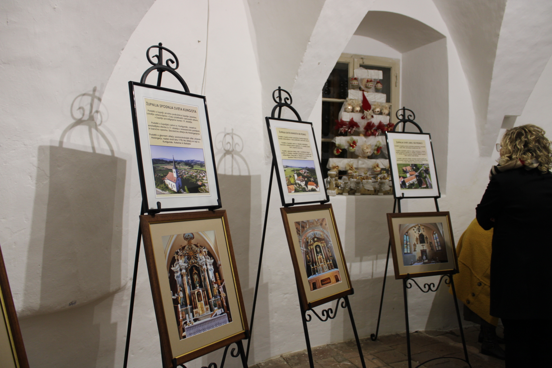 FOTO: V jareninski kostnici na ogled fotografije glavnih oltarjev devetih cerkva