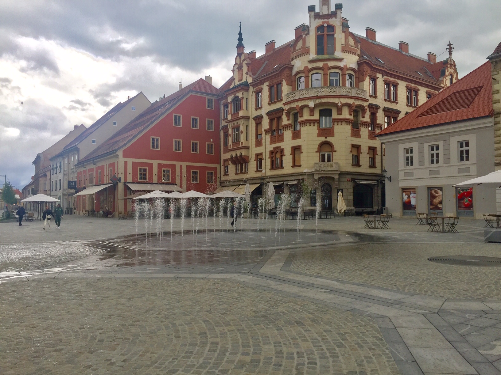 FOTO in VIDEO: V centru mesta spet oživela fontana