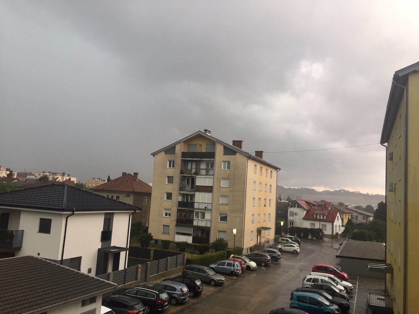 Maribor že dosegli nevihtni oblaki, ponekod lahko pade tudi manjša toča