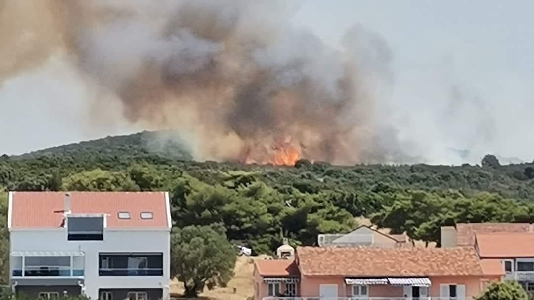 FOTO in VIDEO: Na Pelješcu izbruhnil požar