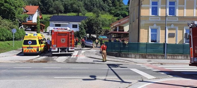 FOTO: V Dvorjanah vozilo zapeljalo s ceste in se vnelo