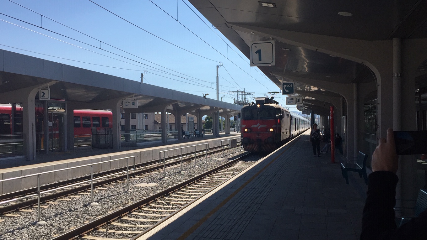 FOTO in VIDEO: V Maribor je danes pripeljal mednarodni povezovalni vlak
