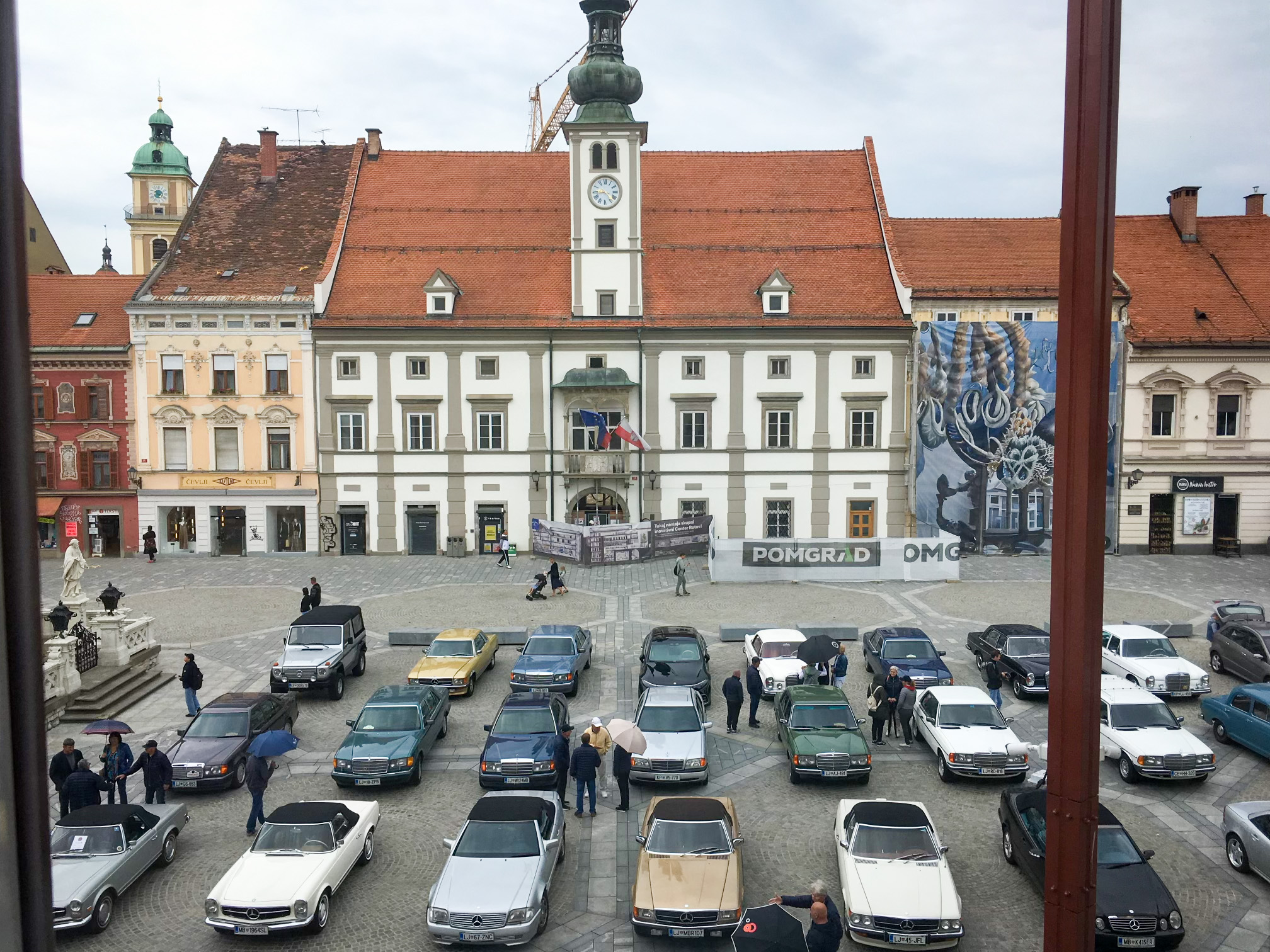 FOTO: Glavni Trg v Mariboru zasedeli Mercedesi