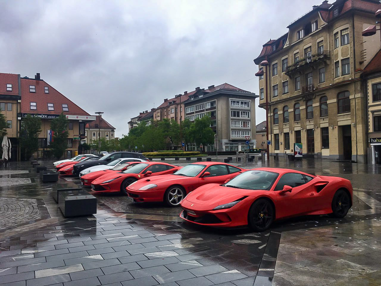 FOTO: Maribor so zasedli Ferrariji