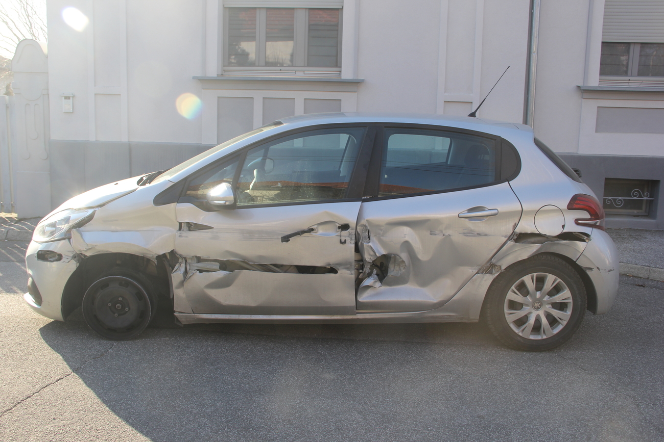 Vinjena 76-letnica povzročila prometno nesrečo in po platišču kolesa nadaljevala z vožnjo