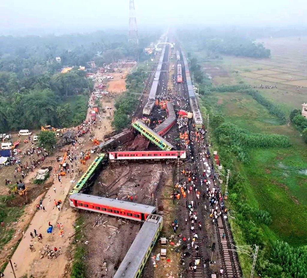 V nesreči vlaka umrlo 288 ljudi, danes nadaljujejo z reševanjem